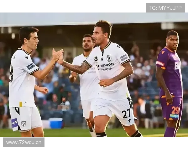 阿德莱德联逆转麦克阿瑟双响斩